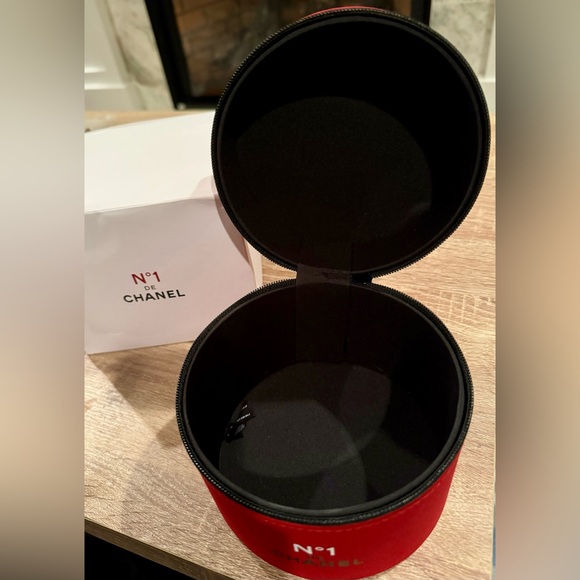 CHANEL Vanity - Picture 3 of 3